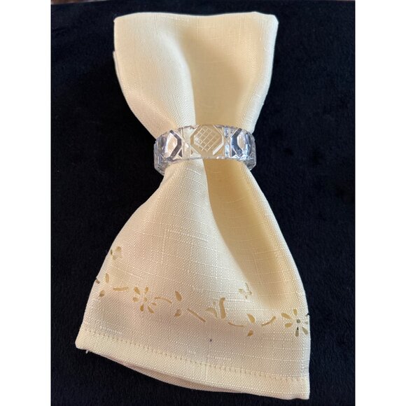 Set Of 4 Vintage Glass Napkin Rings With Intricate Cut Design 2-Inch Diameter - Picture 6 of 6